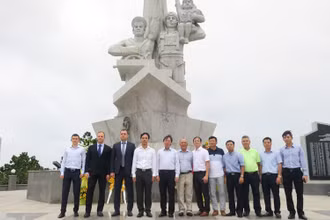 Liên doanh Việt - Nga Vietsovpetro tổ chức Lễ đặt vòng hoa tại Tượng đài Cam Ranh.