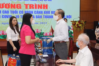 Chủ tịch Ủy ban Mặt trận Tổ quốc thành phố Hà Nội trân trọng gửi các phần quà tới tận tay người cao tuổi.