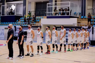 Đội bóng Thang Long Warriors trên sân VBA - NTU Arena 2021 trước khi bắt đầu trận đấu thực nghiệm.