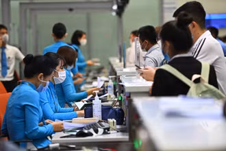 Hành khách làm thủ tục hàng không tại sân bay Nội Bài.