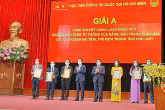 Các đồng chí Võ Văn Thưởng, Nguyễn Xuân Thắng và những tác giả đạt Giải A của cuộc thi.