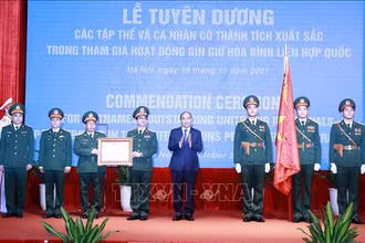 Chủ tịch nước Nguyễn Xuân Phúc trao Huân chương Bảo vệ Tổ quốc hạng Nhì cho Cục Gìn giữ Hòa bình Việt Nam. (Ảnh: TTXVN)