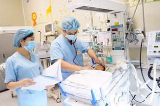 Bệnh nhi đã được hồi sinh sau 52 ngày được các bác sĩ tích cực điều trị.