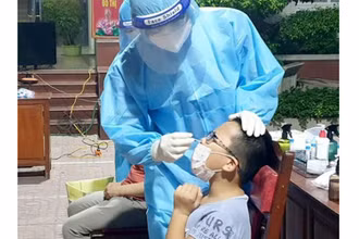 Yêu cầu người bị ho, sốt, khó thở đến trạm y tế xét nghiệm miễn phí.