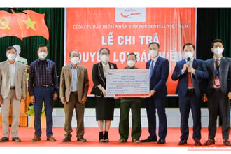 Prudential tổ chức chi trả bảo hiểm cho ông Đàm Văn Sơn (chồng của khách hàng Thới) ở xóm 4, xã Nghĩa Bình (Tân Kỳ, Nghệ An).