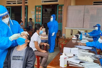 Mở rộng đối tượng xét nghiệm tại huyện Phước Sơn.