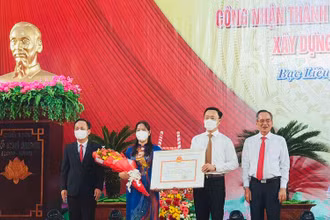 Đồng chí Bí thư Tỉnh ủy và Chủ tịch Ủy ban nhân dân tỉnh Bạc Liêu trao quyết định của Thủ tướng Chính phủ cho lãnh đạo TP Bạc Liêu, công nhận thành phố đạt chuẩn nông thôn mới năm 2020.