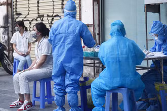 Xét nghiệm nhanh các trường hợp liên quan tại Bệnh viện Việt Đức.
