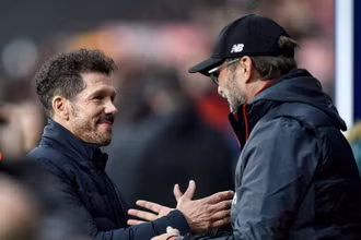 Diego Simeone và Juergen Klopp trong cuộc đối đầu năm 2020. (Ảnh: beIN SPORTS)