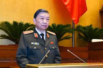 Bộ trưởng Công an Tô Lâm trình bày báo cáo công tác phòng, chống tội phạm và vi phạm pháp luật năm 2021. Ảnh: LINH NGUYÊN