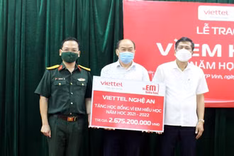 Viettel Nghệ An trao 2,6 tỷ đồng học bổng cho Hội Khuyến học Nghệ An và Sở GD-ĐT Nghệ An.