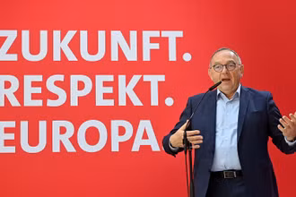 Đồng lãnh đạo đảng Dân chủ Xã hội (SPD), Norbert Walter-Borjans phát biểu trong cuộc họp báo ở Berlin, Đức, ngày 7/6/2021. (Ảnh: Pool/Reuters)