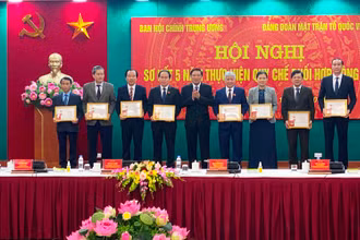 Đồng chí Phan Đình Trạc trao Kỷ niệm chương Vì sự nghiệp Nội chính Đảng cho các đồng chí có cống hiến.