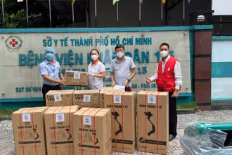 Hội Chữ thập đỏ TP Hồ Chí Minh vận động Công ty TNHH TMDV SX Quán Quân (quận 11) trao vật tư y tế cho các bệnh viện.