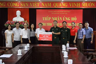 Đại diện Viettel chi nhánh Vĩnh Phúc trao hỗ trợ cho đại diện Sở Giáo dục và Đào tạo (Ảnh: Nguyễn Thị Yến)