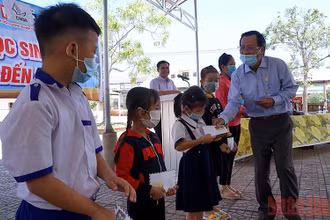 Chủ tịch Hiệp hội doanh nghiệp tỉnh Cà Mau Lê Hoàng Phước trao học bổng cho học sinh khó khăn huyện Phú Tân vào cuối 5/2021.