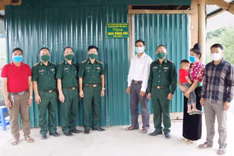 Đại diện Bộ Chỉ huy Bộ đội Biên phòng Sơn La trao “Nhà đồng đội” cho gia đình đồng chí Quàng Văn Kiểm.