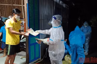 Truy vết, xét nghiệm kết hợp tuyên truyền phòng, chống dịch ở ổ dịch mới.