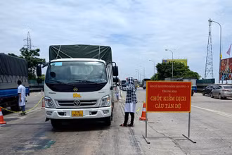 Các chốt kiểm dịch tỉnh Thái Bình kiểm soát chặt người, phương tiện ra vào địa bàn trong bối cảnh dịch Covid-19 còn diễn biến phức tạp.