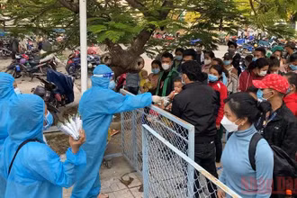 Trao sữa cho các cháu bé theo cha mẹ trở về An Giang.