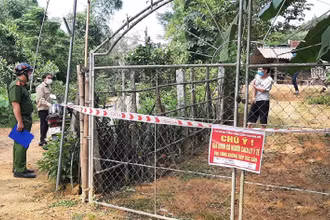 Cách ly tại nhà dưới sự giám sát chặt của Tổ Covid cộng đồng và công an xã.