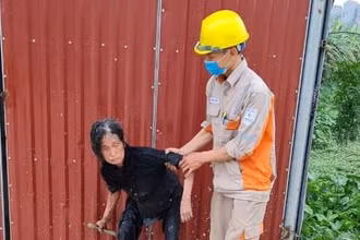 Anh Nguyễn Trung Quyết và cụ bà Nguyễn Thị Tý.