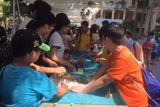 Học sinh được tham gia trải nghiệm và làm các thí nghiệm hóa học trong Ngày hội STEM Việt Nam 2019.