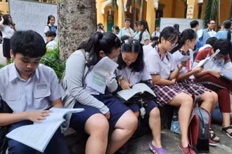 Học sinh TP Hồ Chí Minh thì vào lớp 10 năm học 2020-2021. (Ảnh minh họa)