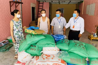 Cán bộ thị trấn Nếnh huyện Việt Yên (Bắc Giang) kiểm tra hàng cứu trợ tại kho hàng.