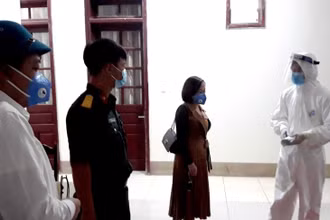 Đội công tác liên ngành thị xã Sa Pa thường xuyên kiểm tra việc phòng, chống dịch trên địa bàn. 