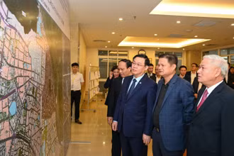 Các đồng chí lãnh đạo Trung ương và TP Hà Nội xem bản đồ quy hoạch phân khu nội đô Hà Nội.