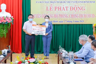 Ông Nguyễn Hữu Sang – Đại diện Tập đoàn Hưng Thịnh trao tặng 50.000 liều vaccine phòng, chống Covid-19 cho tỉnh Bình Định