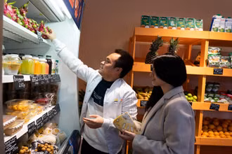 Minh cùng vợ bên gian hàng của mình. 
