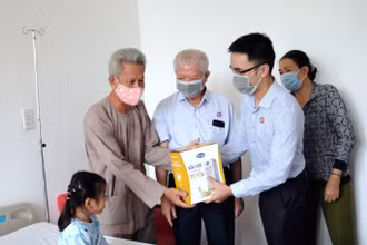 Vinamilk cùng Hội Bảo trợ Bệnh nhân nghèo TP Hồ Chí Minh đến thăm và tặng quà cho bé Bảo Trân tại Bệnh viện tim Tâm Đức. (Ảnh: VNM)