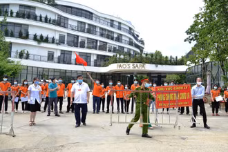 Lực lượng chức năng thực hiện dỡ bỏ phong tỏa, cách ly khách sạn Pao’Sa Pa.