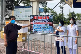 GS, TSKH Trần Duy Quý đại diện hội trao tặng quà tài trợ cho đại diện BV Bệnh Nhiệt đới Trung ương.