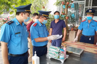 Thanh tra GTVT đường thủy nội địa kiểm tra sổ ghi chép danh sách hành khách và các điều kiện phòng, chống dịch.