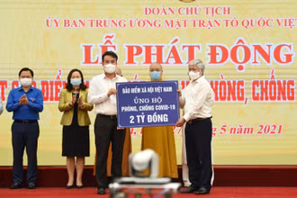 Chủ tịch Ủy ban T.Ư MTTQ Việt Nam Đỗ Văn Chiến tiếp nhận hai tỷ đồng do Tổng Giám đốc BHXH Việt Nam Nguyễn Thế Mạnh - thay mặt toàn thể CCVC ngành BHXH Việt Nam ủng hộ phòng, chống dịch Covid-19. Ảnh: TÂM TRUNG