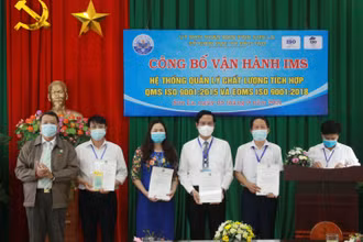 Sở GD và ĐT tỉnh Sơn La trao tài liệu, thủ tục, quy trình quản lý IMS. 