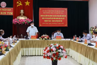 Đồng chí Bùi Văn Cường phát biểu tại buổi làm việc với Ủy ban Bầu cử tỉnh Kon Tum.