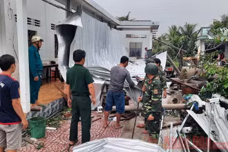 Lực lượng quân đội hỗ trợ bà con khắc phục nhà cửa bị sập. 