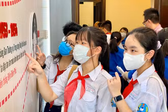 Các bạn đội viên tham quan Không gian thân thế và sự nghiệp cách mạng của Chủ tịch Hồ Chí Minh.