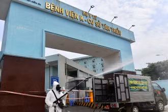 Phun khử khuẩn tiêu độc tại Bệnh viện K cơ sở Tân Triều, huyện Thanh Trì. (Ảnh: DUY LINH)