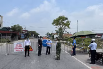 Chốt kiểm soát y tế phòng chống dịch Covid-19 giữa hai tỉnh Hải Dương - Bắc Ninh trên quốc lộ 38.