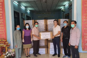 Ông Nguyễn Xuân Hà (thứ 3 từ phải sang) tại lễ trao tặng, ngày 22-5.