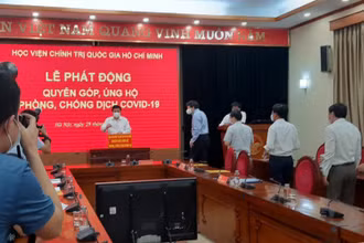 Đại diện lãnh đạo các đơn vị của Học viện Chính trị quốc gia Hồ Chí Minh tại lễ quyên góp, ủng hộ Quỹ phòng, chống Covid-19.