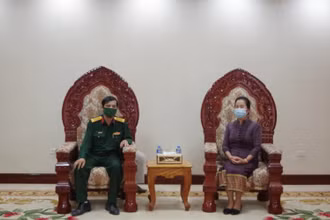 Chủ nhiệm Ủy ban Văn hóa - Xã hội, Quốc hội Lào Thummali Vongphachan (phải) cảm ơn Binh đoàn 11 đã hỗ trợ khẩu trang chống Covid-19, chiều 13-5. (Ảnh: Binh đoàn 11 cung cấp)