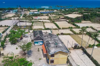 Trường tiểu học số 2 An Vĩnh, Lý Sơn bị tốc mái hư hỏng nặng sau bão số 9 năm 2020.