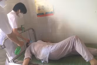 Nhiều nhân viên y tế kiệt sức và ngất.