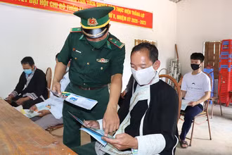 Tuyên truyền lưu động cho người dân về các biện pháp phòng, chống dịch Covid-19 và chống XNC trái phép. Ảnh: Viết Hà